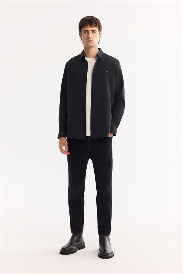 Siyah Alttan Britli Yaka Regular Fit Tencel Karışımlı Uzun Kollu Gömlek