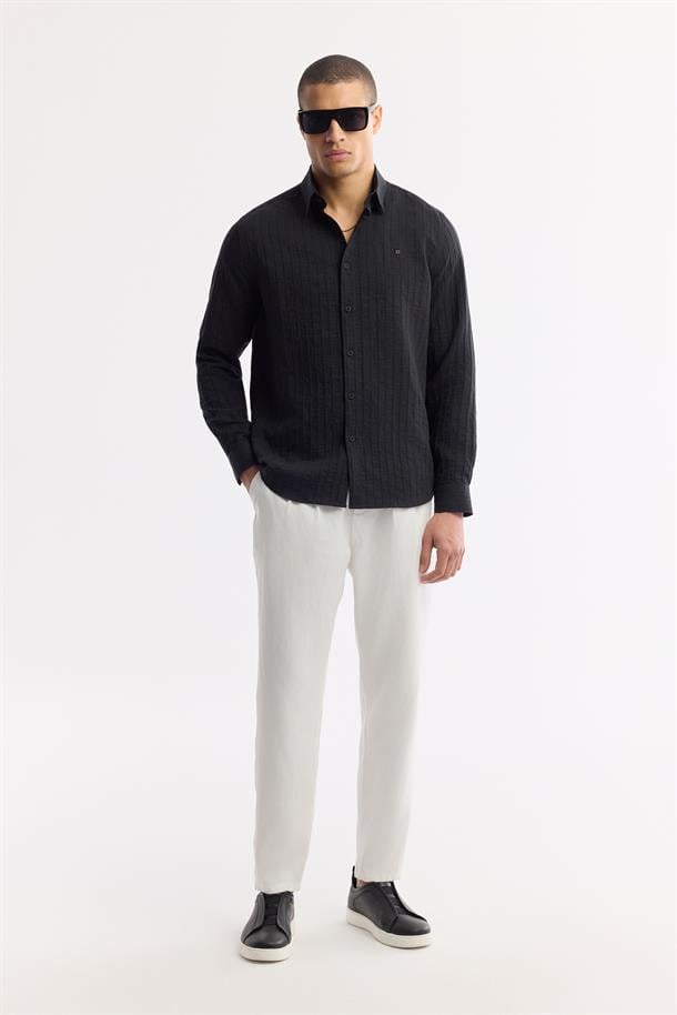 Siyah Alttan Britli Yaka Çizgili Comfort Fit Uzun Kol Gömlek