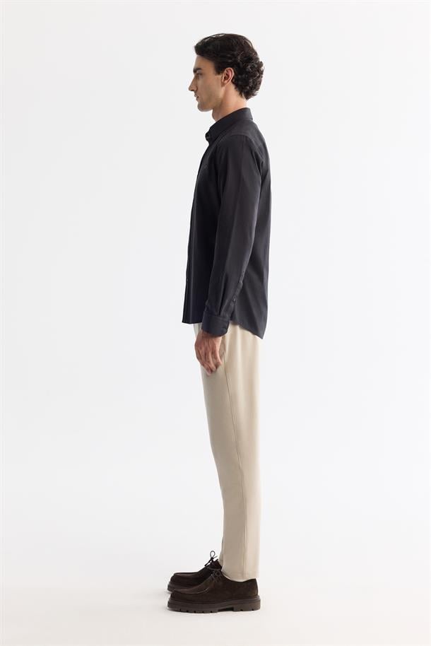 Siyah Alttan Britli Yaka Mini Kazayağı Desenli Şerit Detaylı Slim Fit Uzun Kol Gömlek