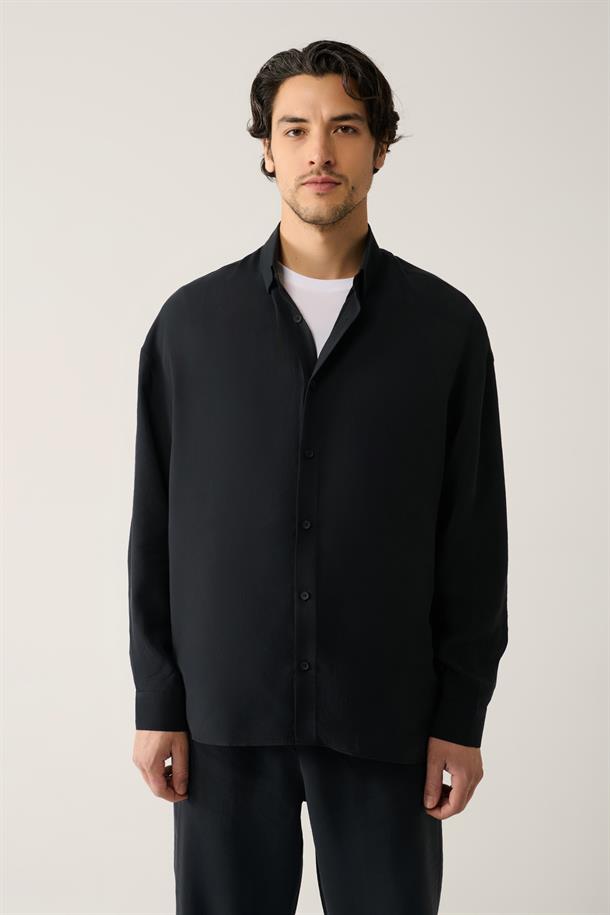 Siyah Alttan Britli Yaka Modal Karışımlı Rahat Kesim Comfort Fit Gömlek