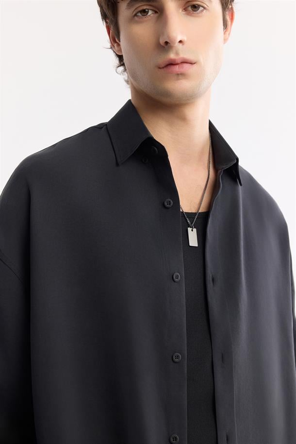 Siyah Alttan Britli Yaka Modal Karışımlı Rahat Kesim Oversize Fit Gömlek