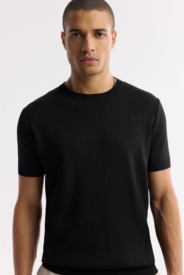 Siyah Bisiklet Yaka Boyuna Ajurlu Triko T-shirt