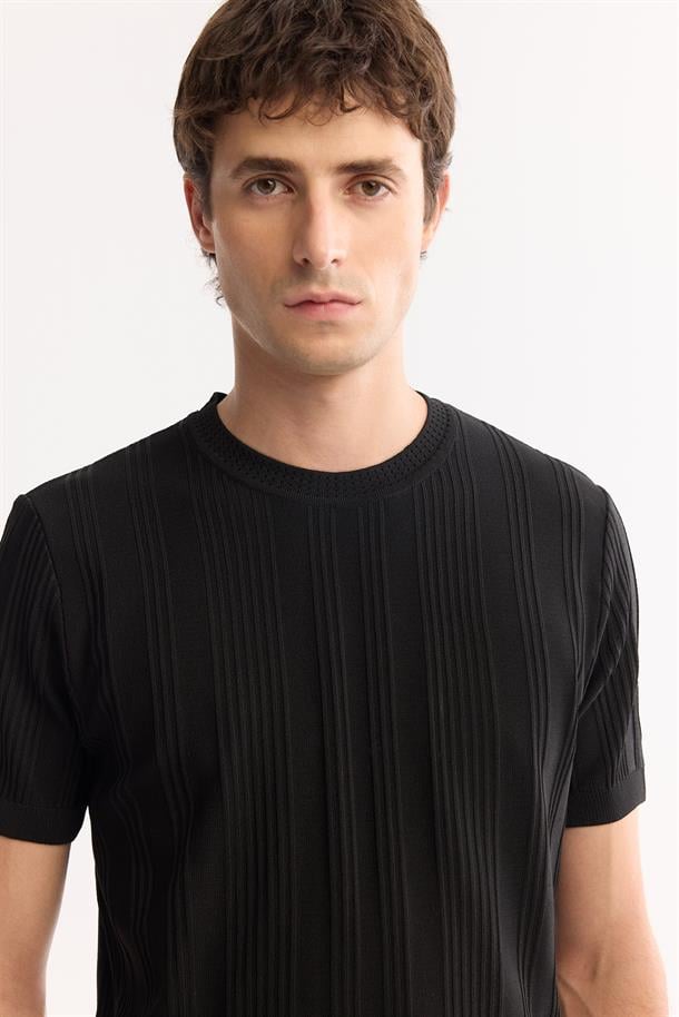Siyah Bisiklet Yaka Fitil Örgü Detaylı Rayon Triko T-shirt
