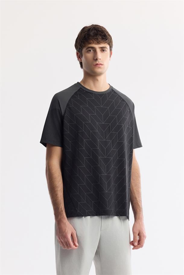 Siyah Bisiklet Yaka Geometrik Desenli Bloklu Teknik Kumaş Detaylı T-shirt