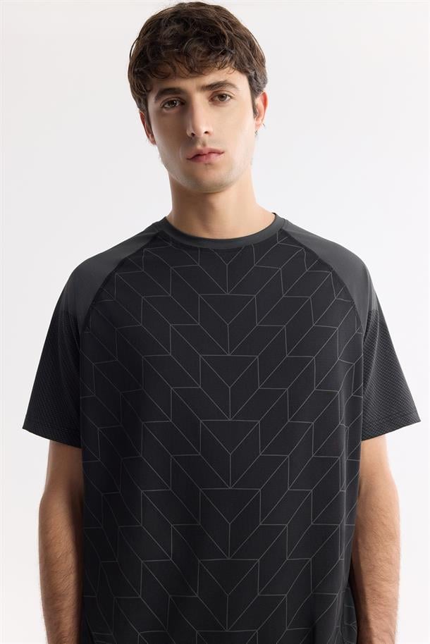 Siyah Bisiklet Yaka Geometrik Desenli Bloklu Teknik Kumaş Detaylı T-shirt