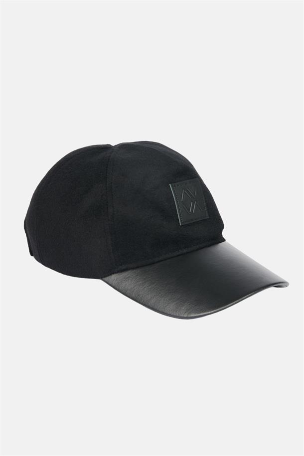 Siyah Deri Siperlikli Kaşe Şapka