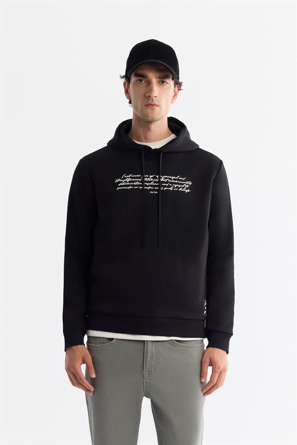 Siyah Kapüşonlu Pamuklu Baskılı Sweatshirt