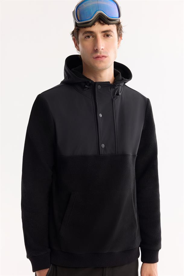 Siyah Kapüşonlu Yaka Çıtçıt Kapama Paraşüt Kumaş Kolda Logo ve Kanguru Cep Polar Sweatshirt