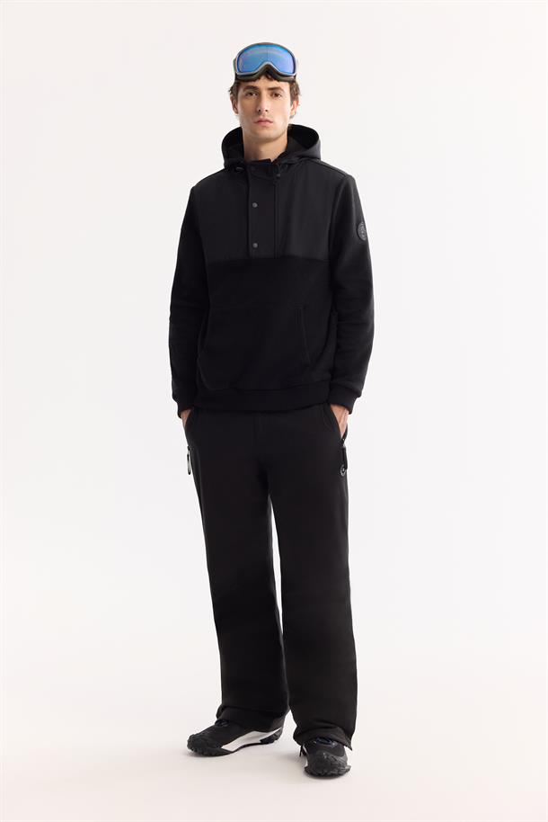 Siyah Kapüşonlu Yaka Çıtçıt Kapama Paraşüt Kumaş Kolda Logo ve Kanguru Cep Polar Sweatshirt