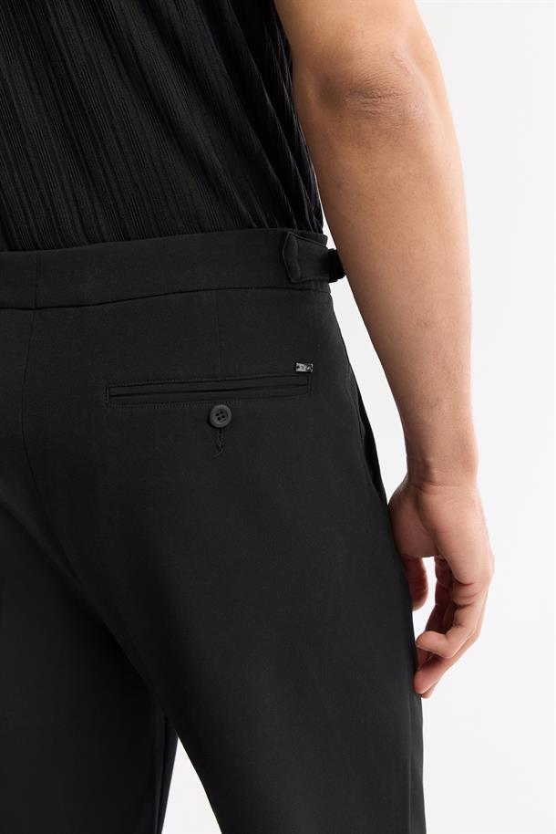 Siyah Klasik Bel Pileli Apolet Detaylı Gordion Carrot Fit Pantolon