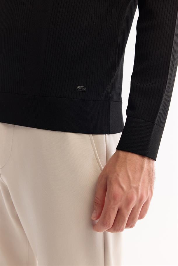Siyah Polo Yaka Fermuarlı Boyuna Ajur Detaylı Rayon Kazak