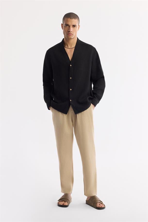 Siyah V Yaka %100 Keten Comfort Fit Uzun Kol Gömlek