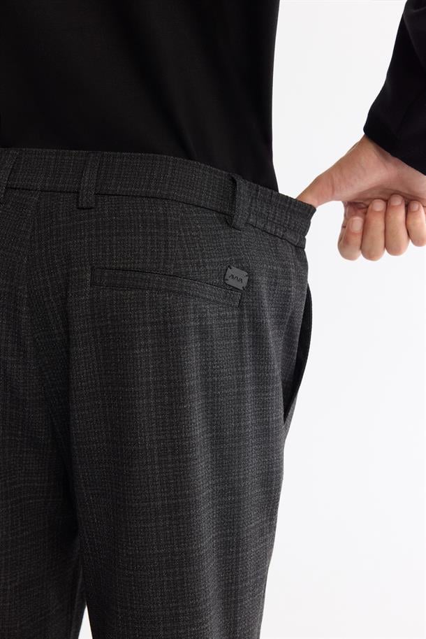 Siyah Yanı Lastikli Pileli Ekose Duble Paça Pantolon