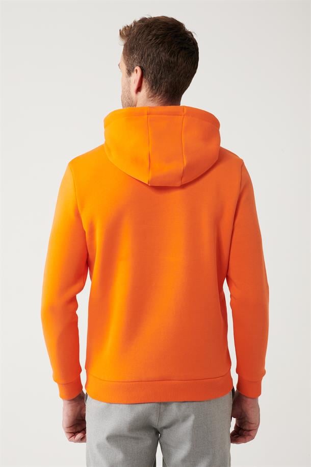 Turuncu Kapüşonlu Yaka Süzene Nakışlı Şardonlu 3 İplik Kanguru Cepli Regular Fit Standart Kesim Sweatshirt