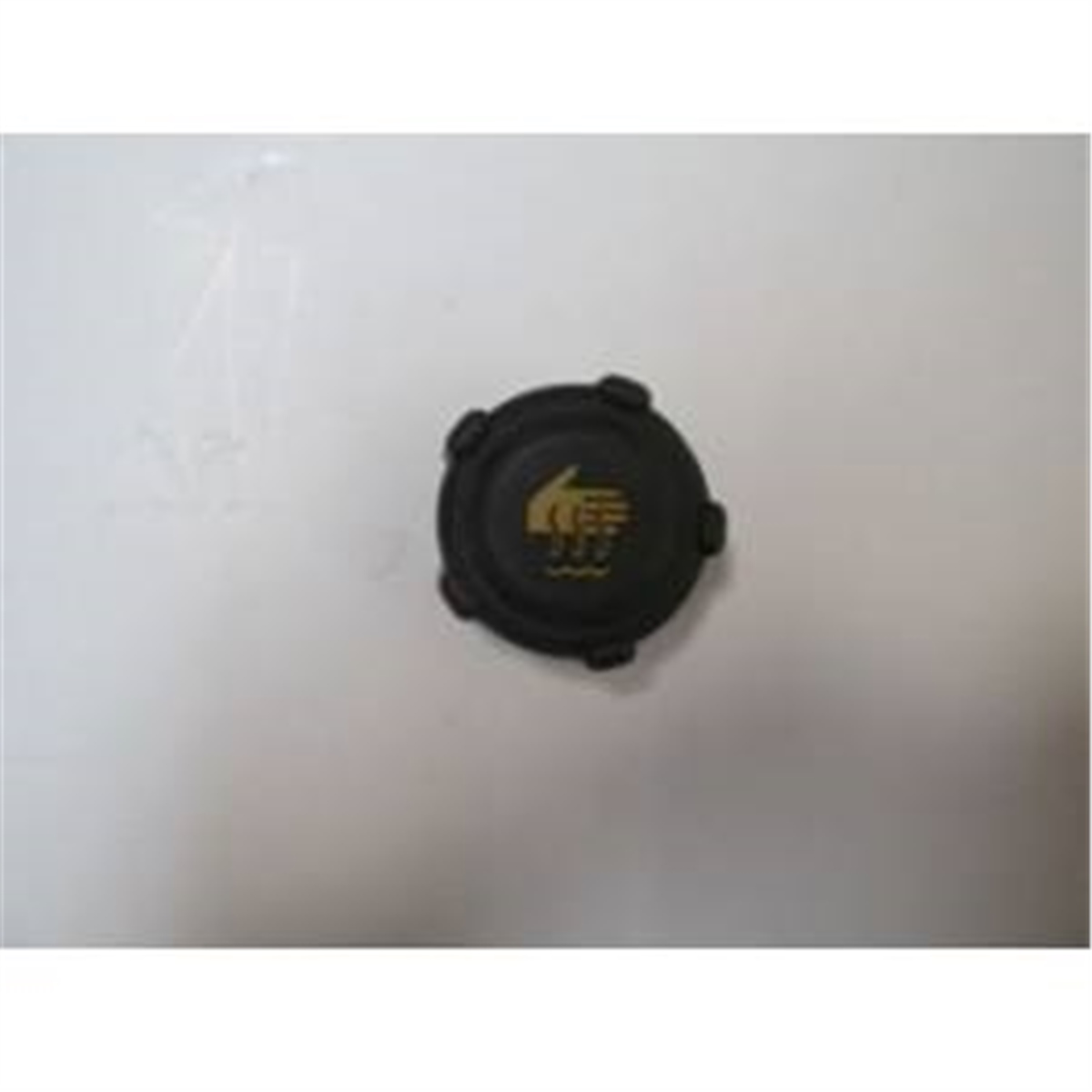 YEDEK PARÇACAM SU FİSKİYESİ DEPO KAPAĞI SİYAH M131 DKŞÜÇLER*UÇL-1015