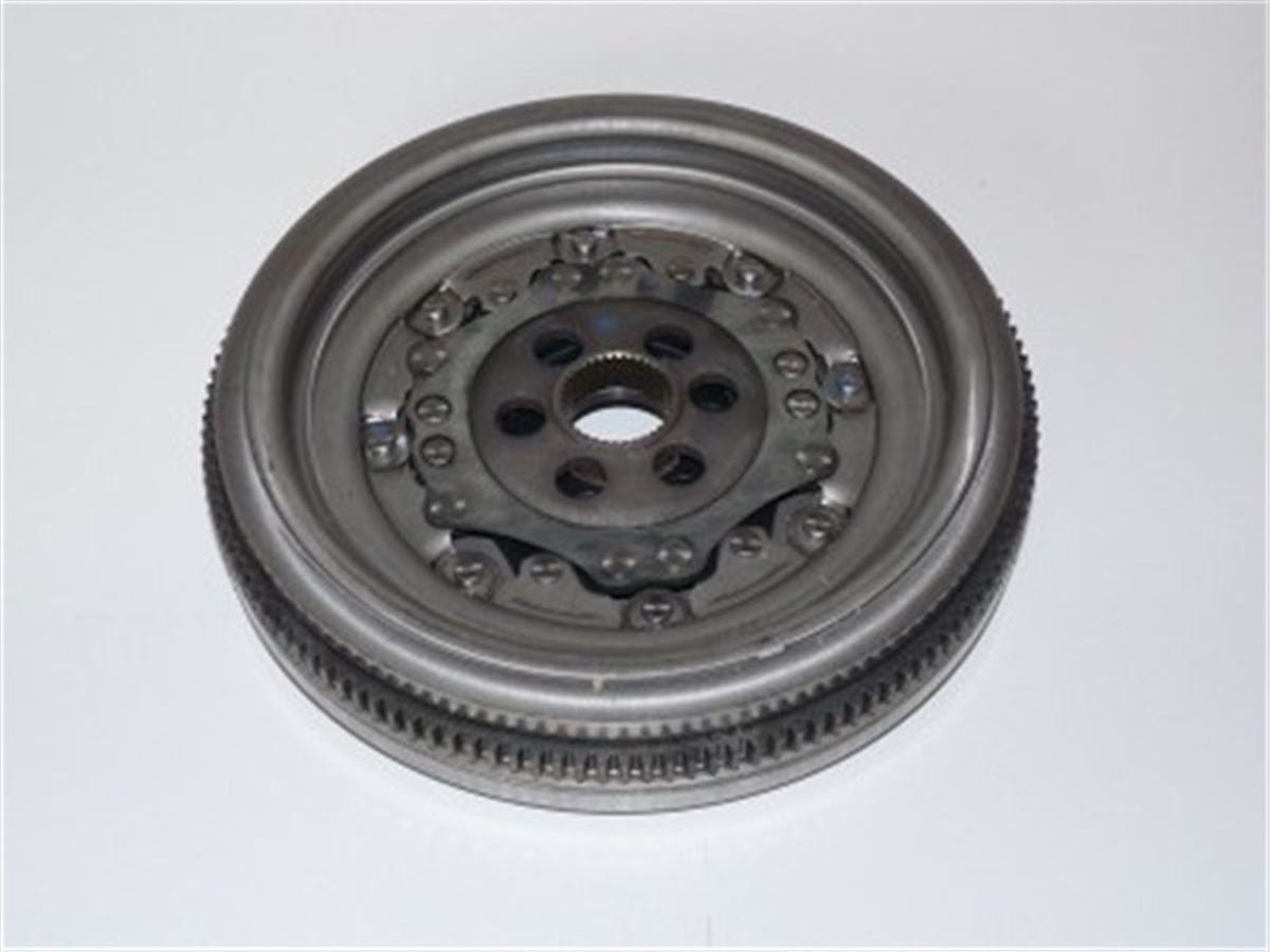 YEDEK PARÇAVOLANT OTOMATİK PASSAT-GOLF-JETTA-A3-CC-LEON BXE-BKP-BLS-BKD-CBBB-CBAB 1.9-2.0 CFF 10 415063109 OEK 03G105266BDOEKOEK 03G105266BD