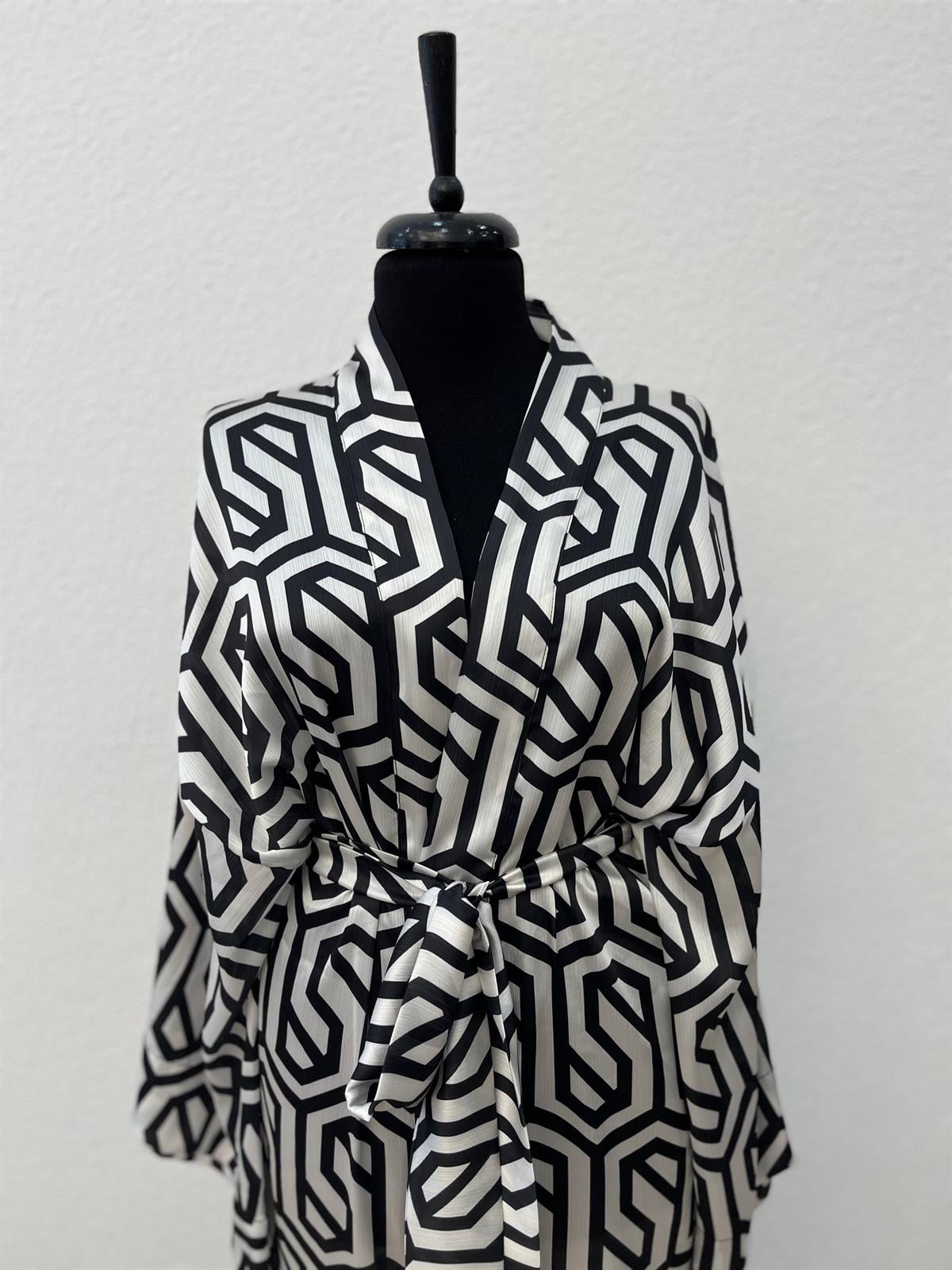 Siyah Beyaz Geometrik Desenli Kimono