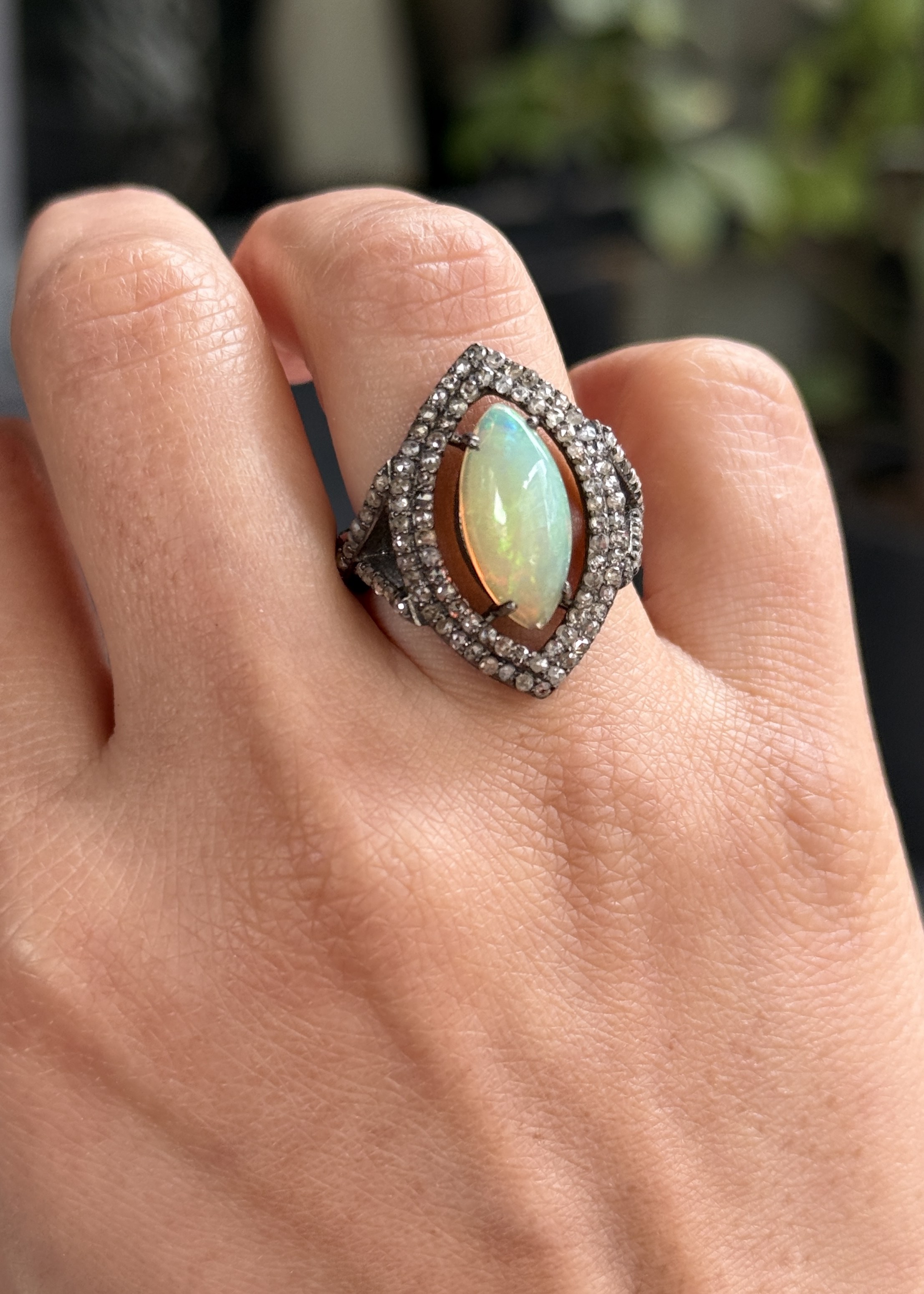 Markiz Opal ve Ham Elmas Detaylı Gümüş Yüzük