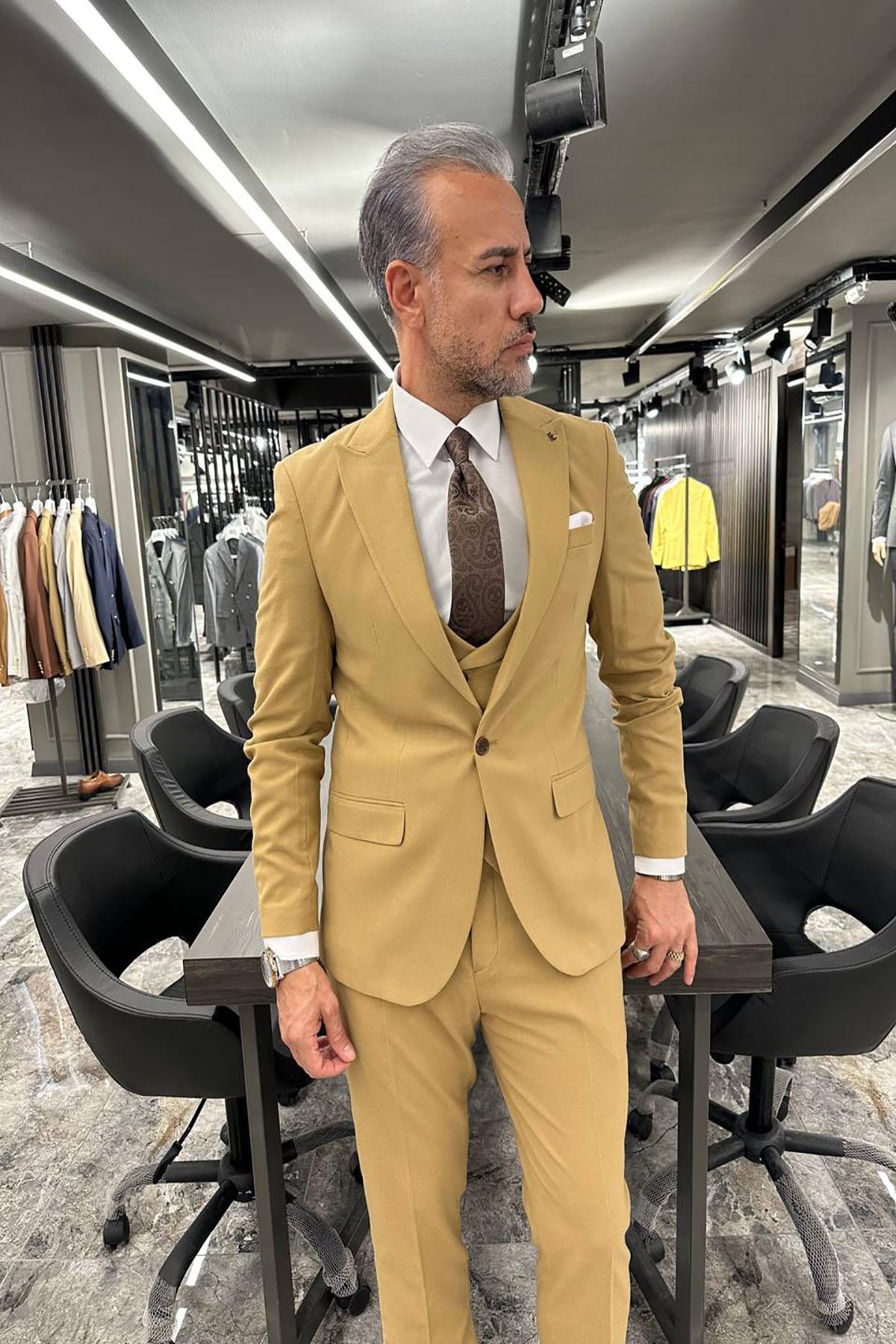 BEIGE SUIT WITH PLAIN VEST