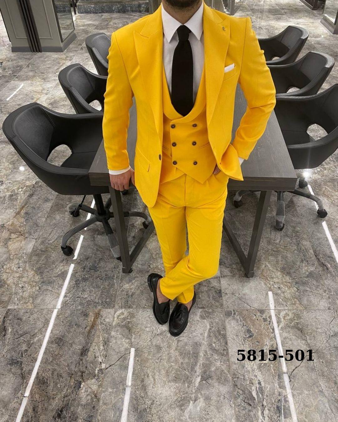  YELLOW SUIT WITH WIDE COLLAR VEST