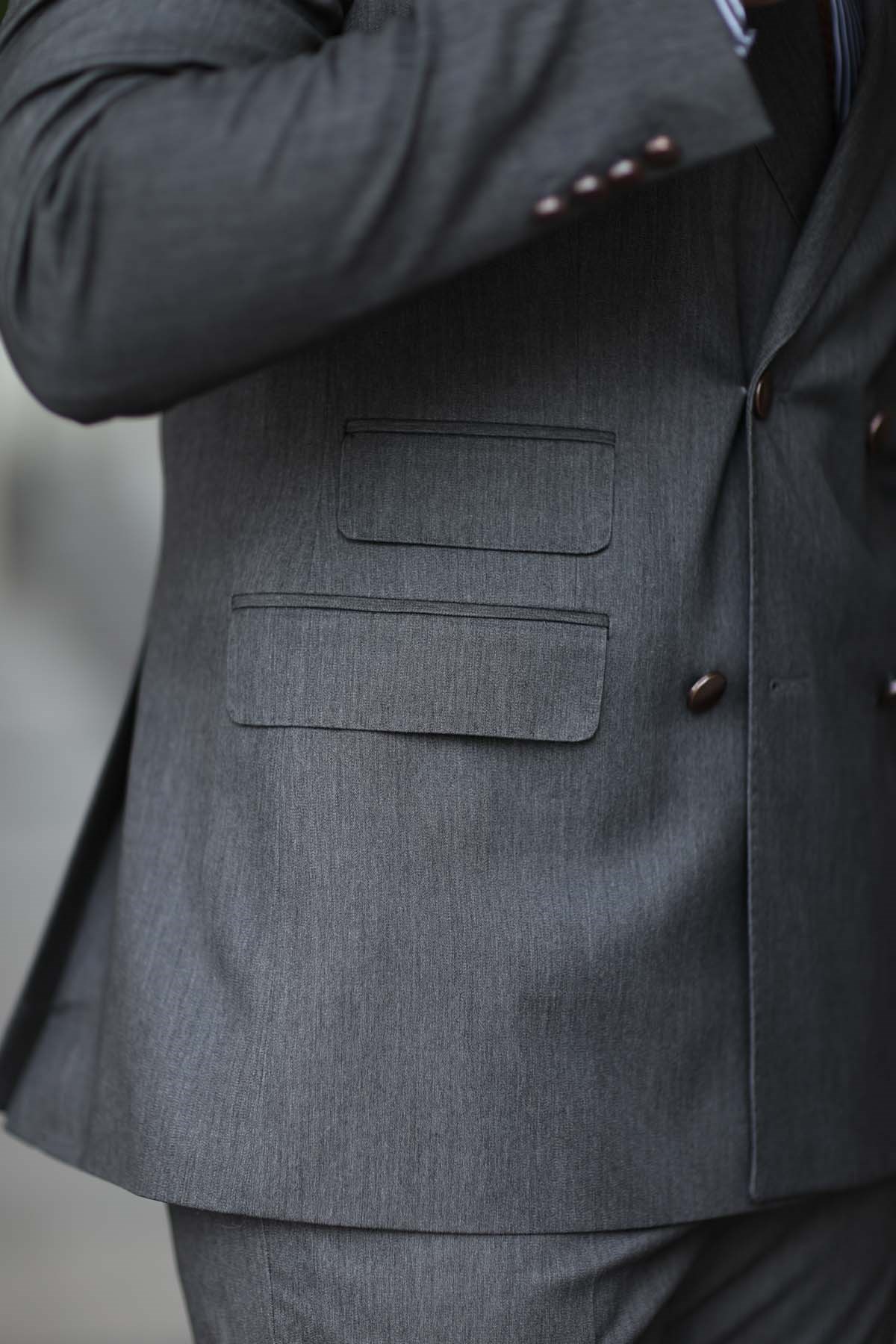 BROAD COLLAR DOUBLE BREASTED POINT NUMBER OF THREAD SUIT