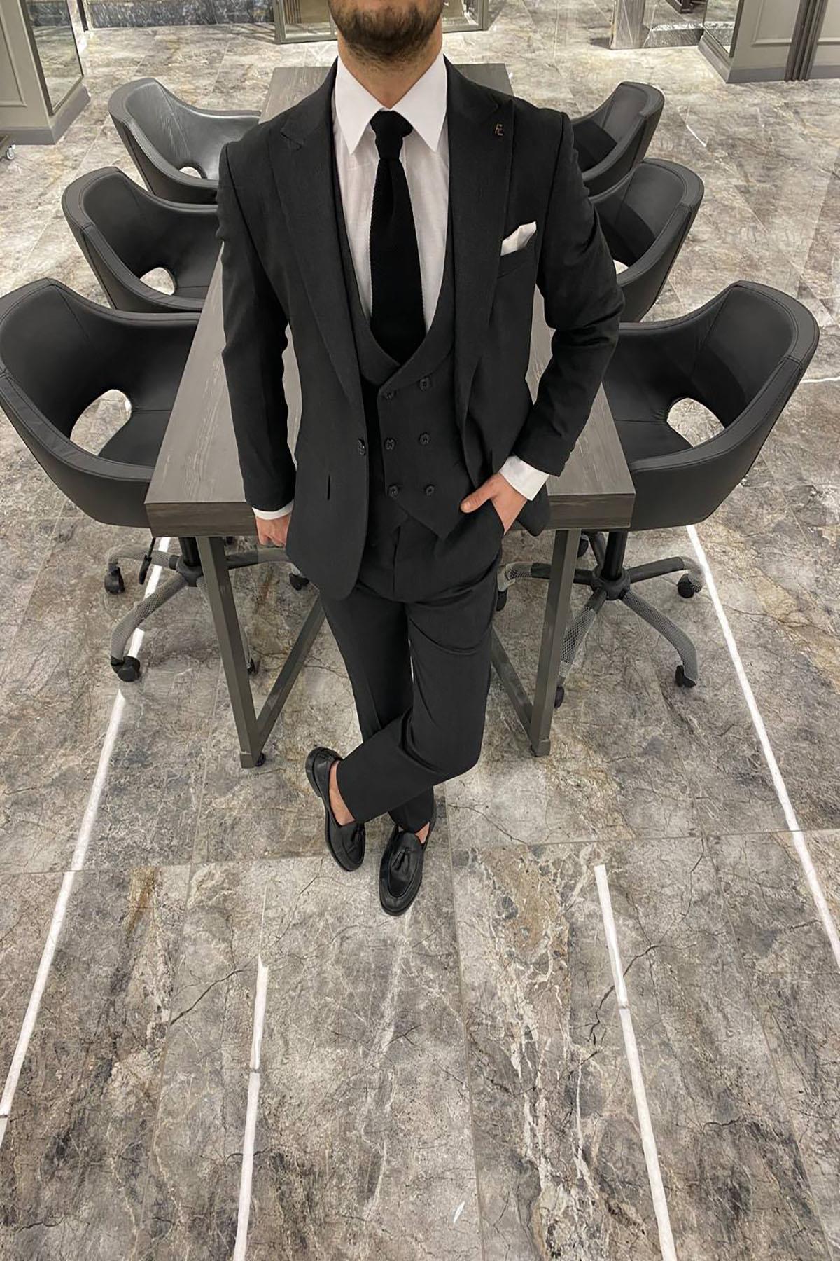 BLACK SUIT WITH WIDE COLLAR FLAT VEST