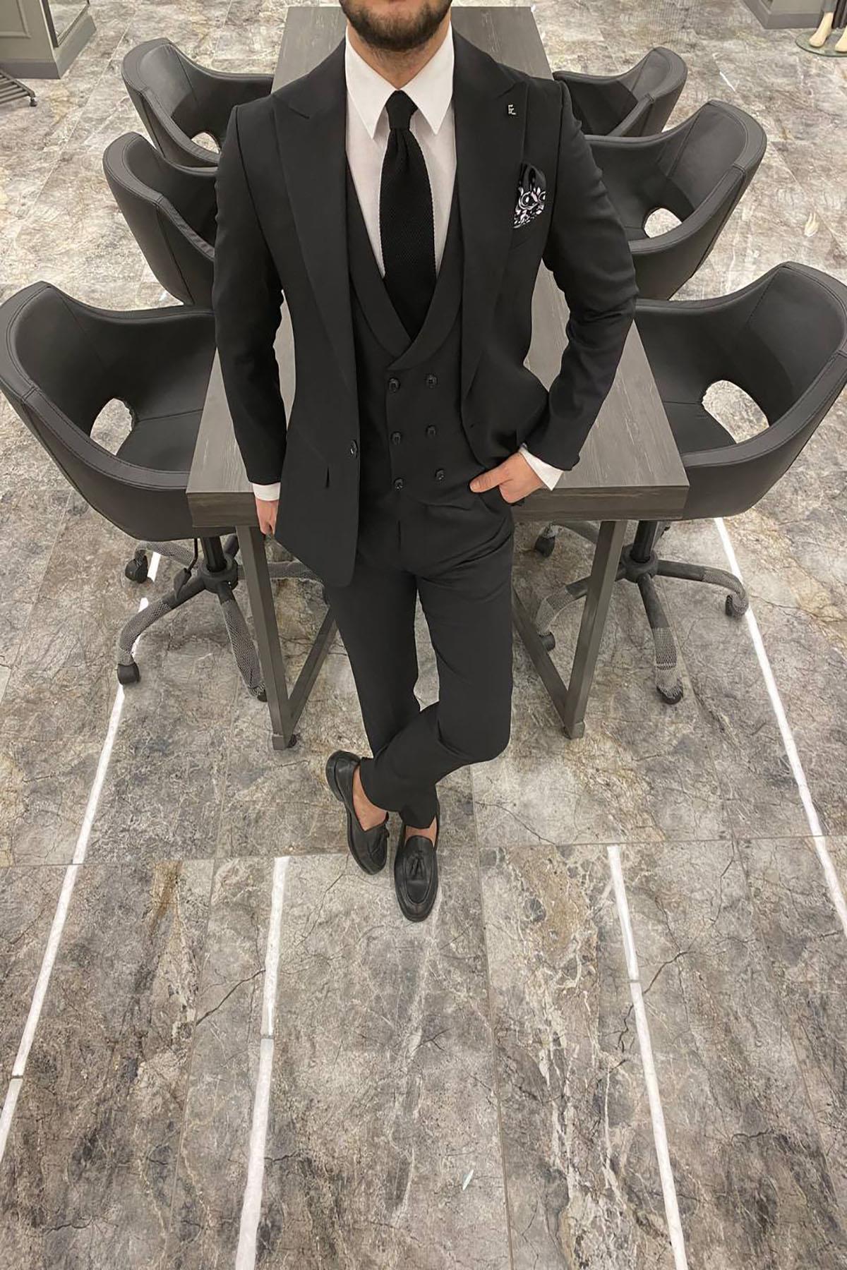 BLACK SUIT WITH WIDE COLLAR VEST