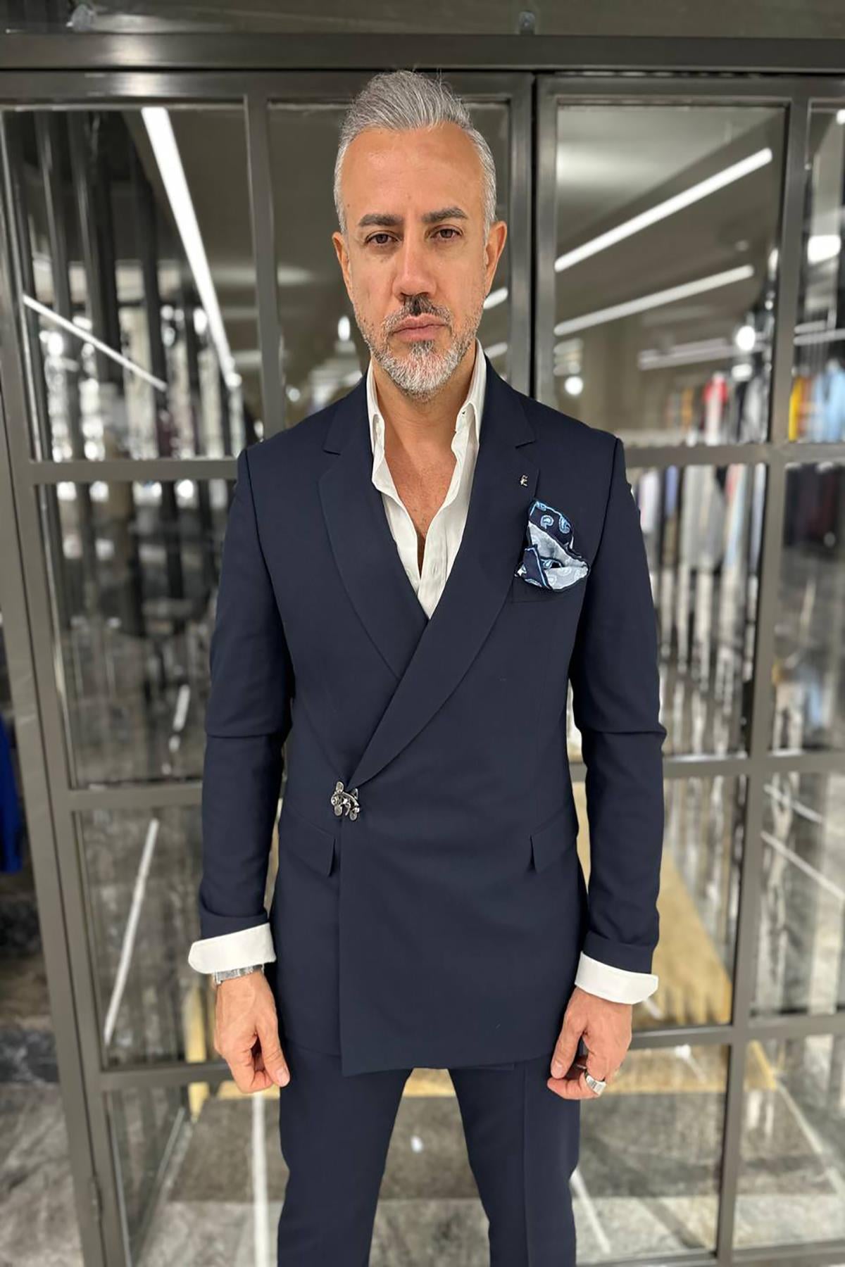 İNGİLİZ YAKA AKSESUARLI PREMİUM TAKIM ELBİSE 