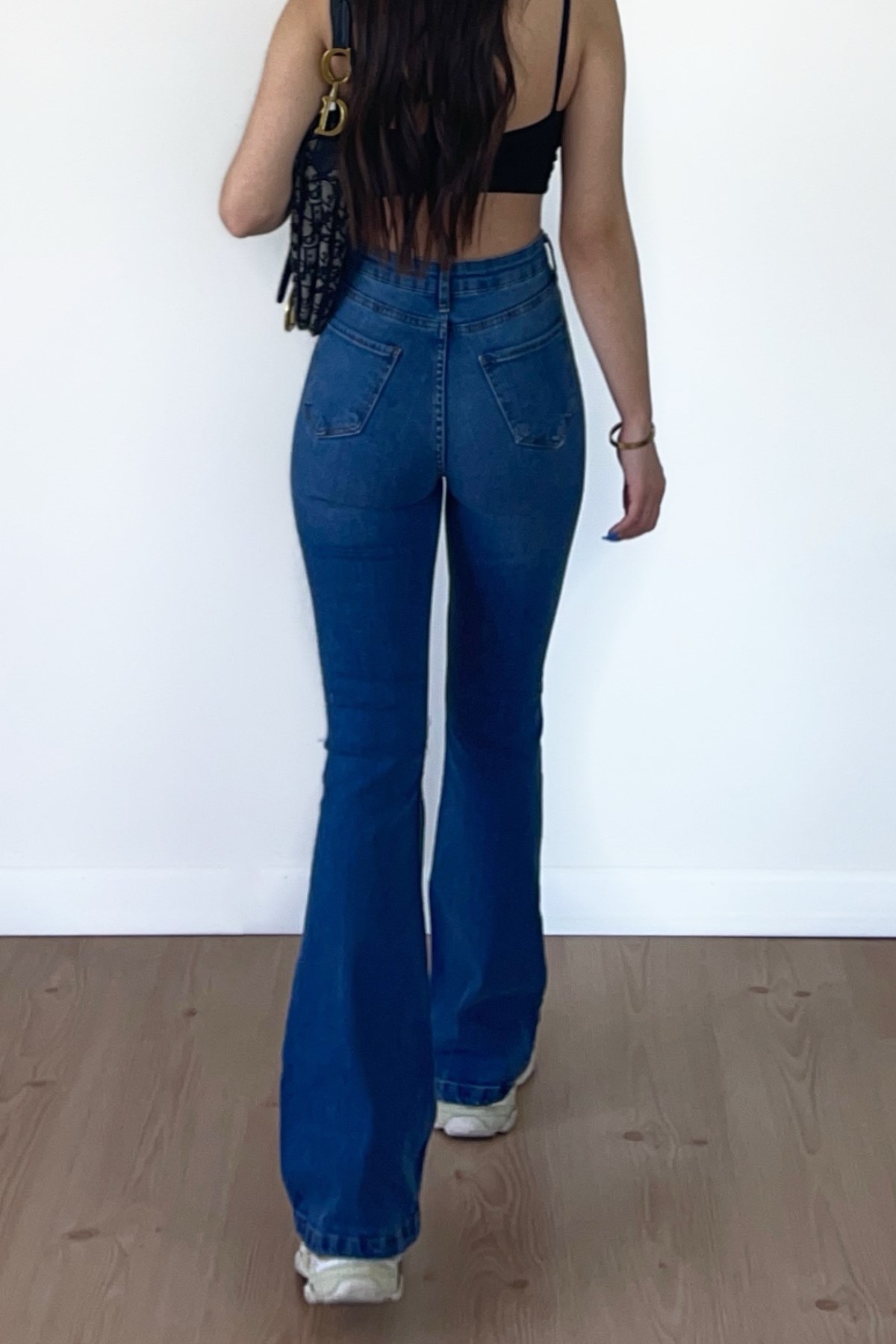 ASİMETRİK KOYU DİZİ YIRTIK JEAN