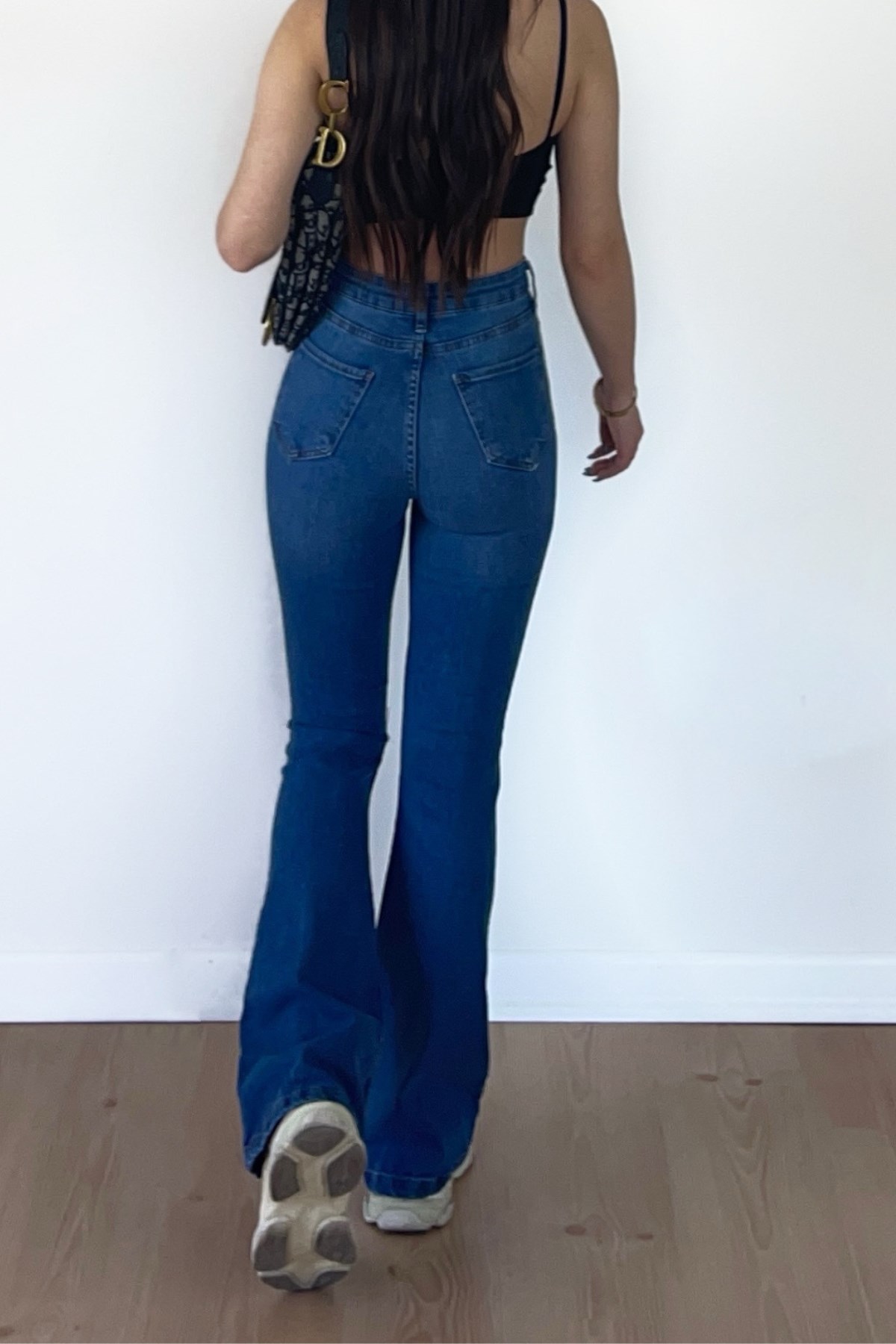 ASİMETRİK KOYU DİZİ YIRTIK JEAN