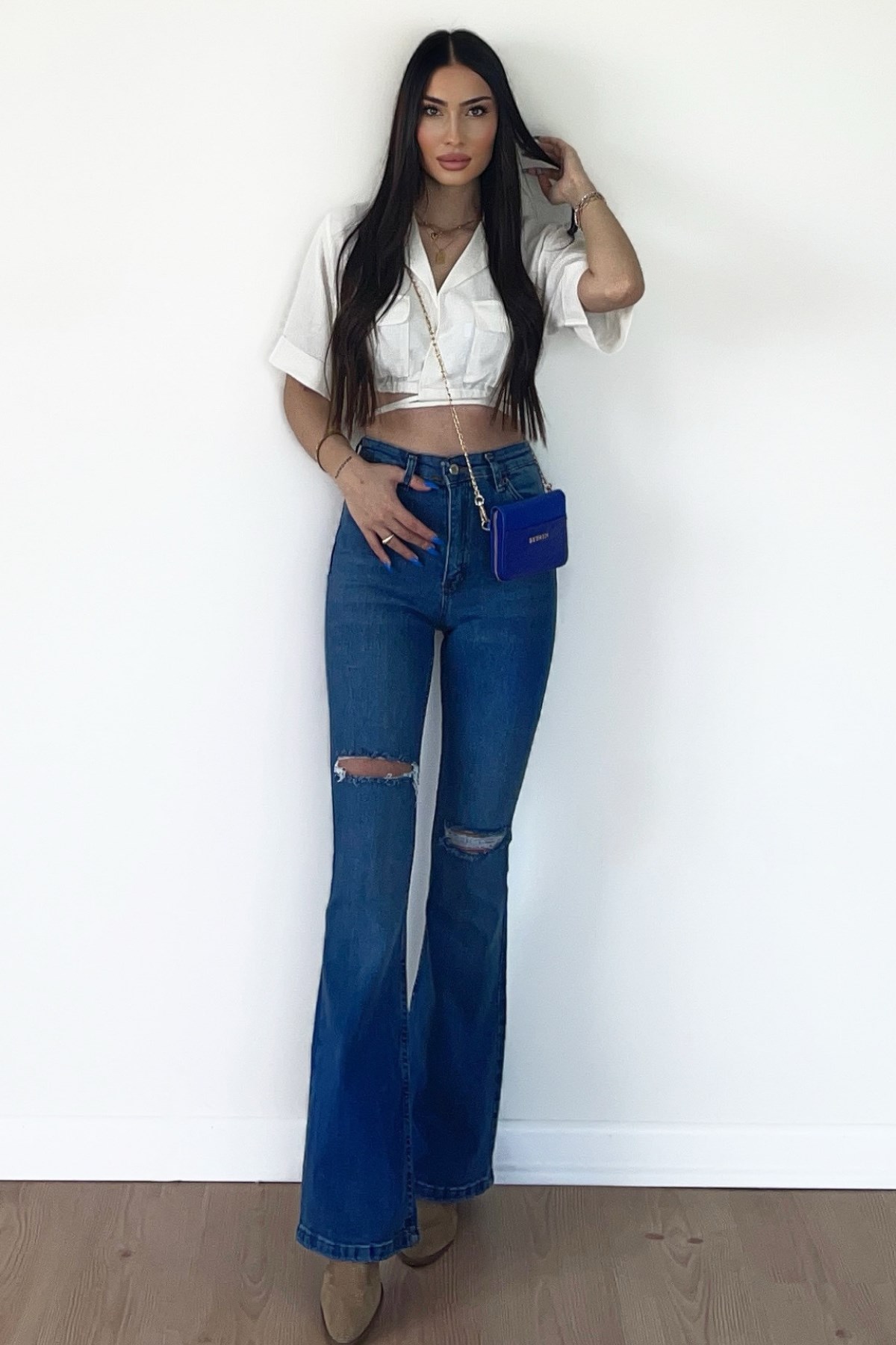 ASİMETRİK KOYU DİZİ YIRTIK JEAN