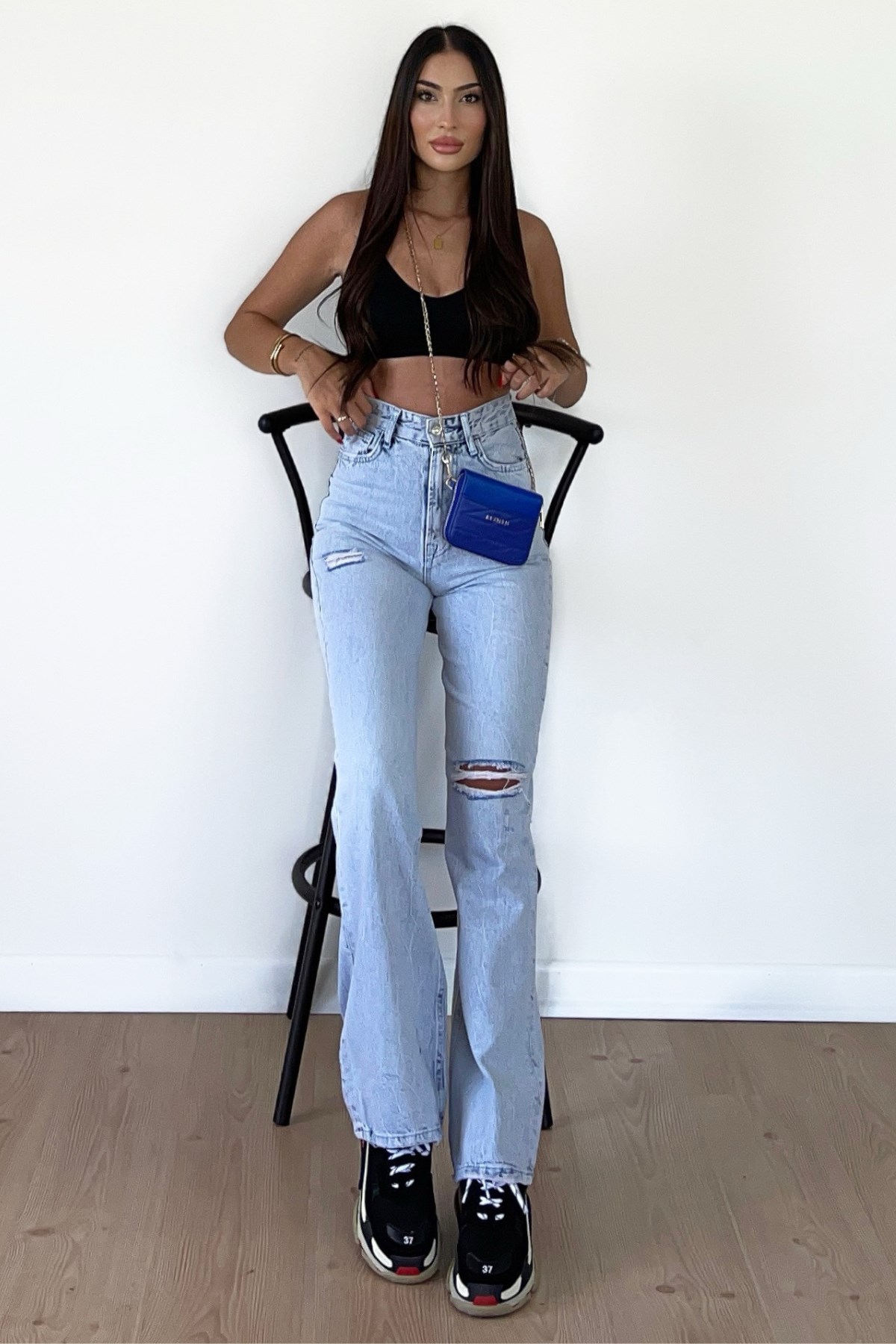 BUZ MAVİ RENK TEK DİZİ YIRTIK JEAN