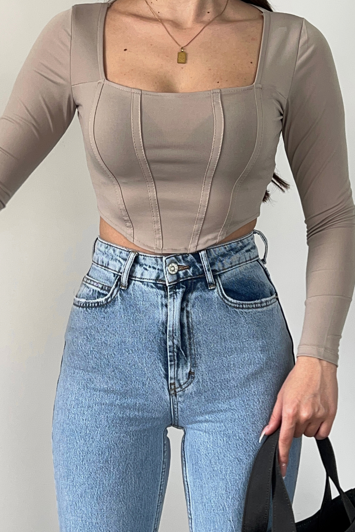 DİZİ YIRTIK PAÇA PÜSKÜL DETAYLI JEAN