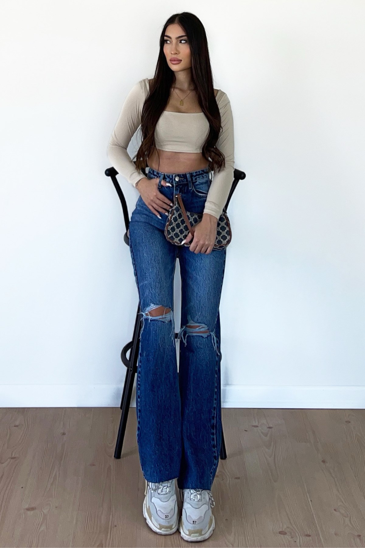 KOYU MAVİ RENK DİZLERİ YIRTIK JEAN