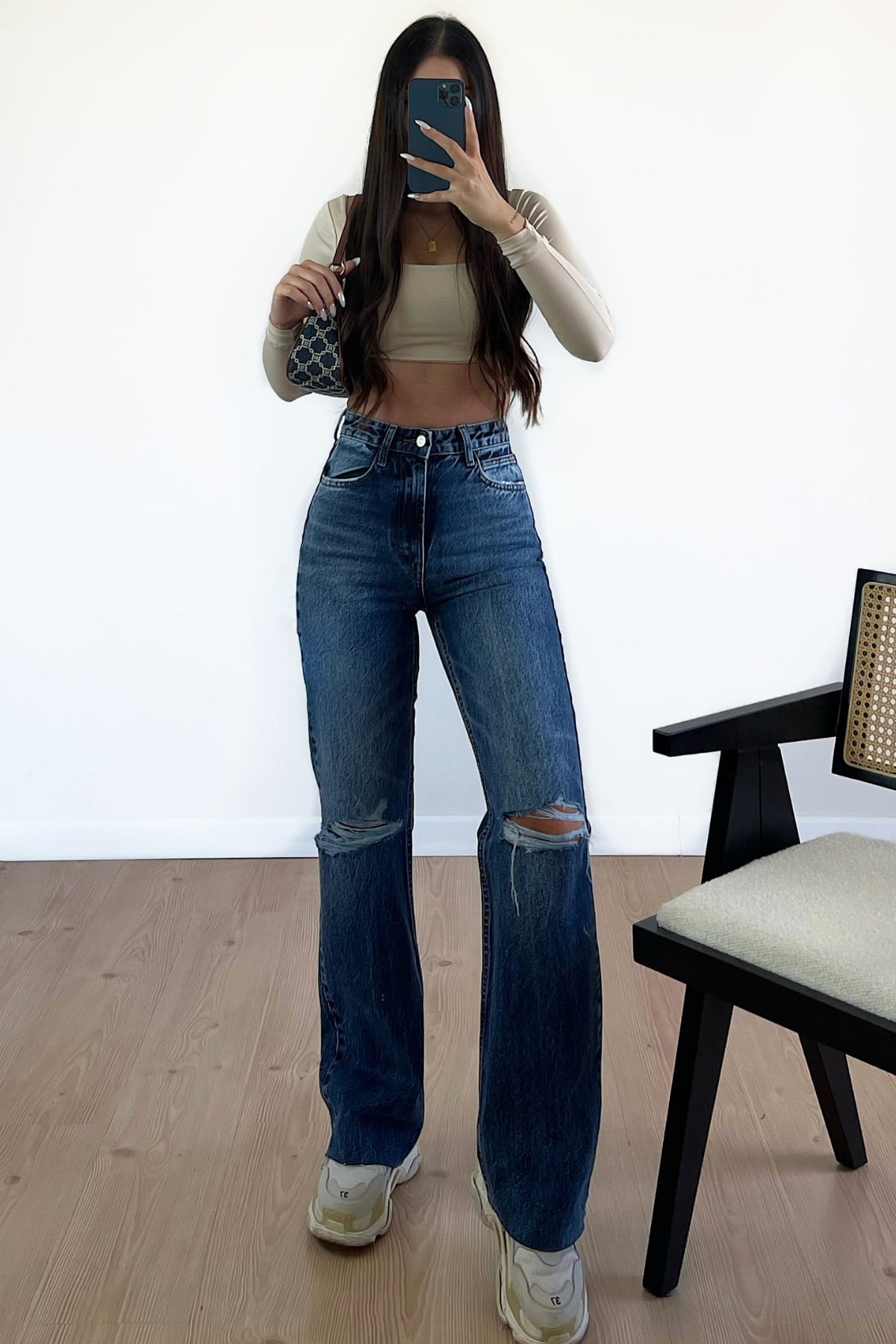 KOYU MAVİ RENK DİZLERİ YIRTIK JEAN