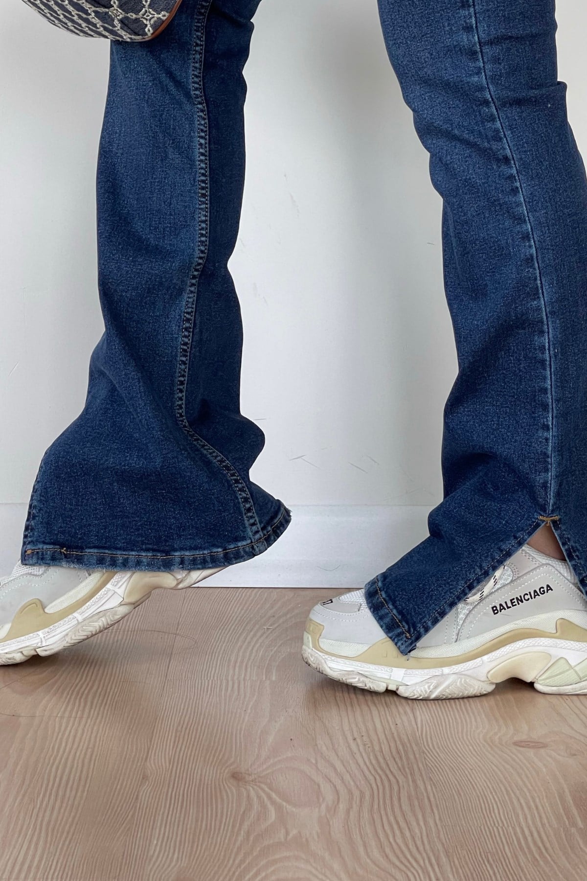 KOYU RENK YIRTMAÇLI JEAN