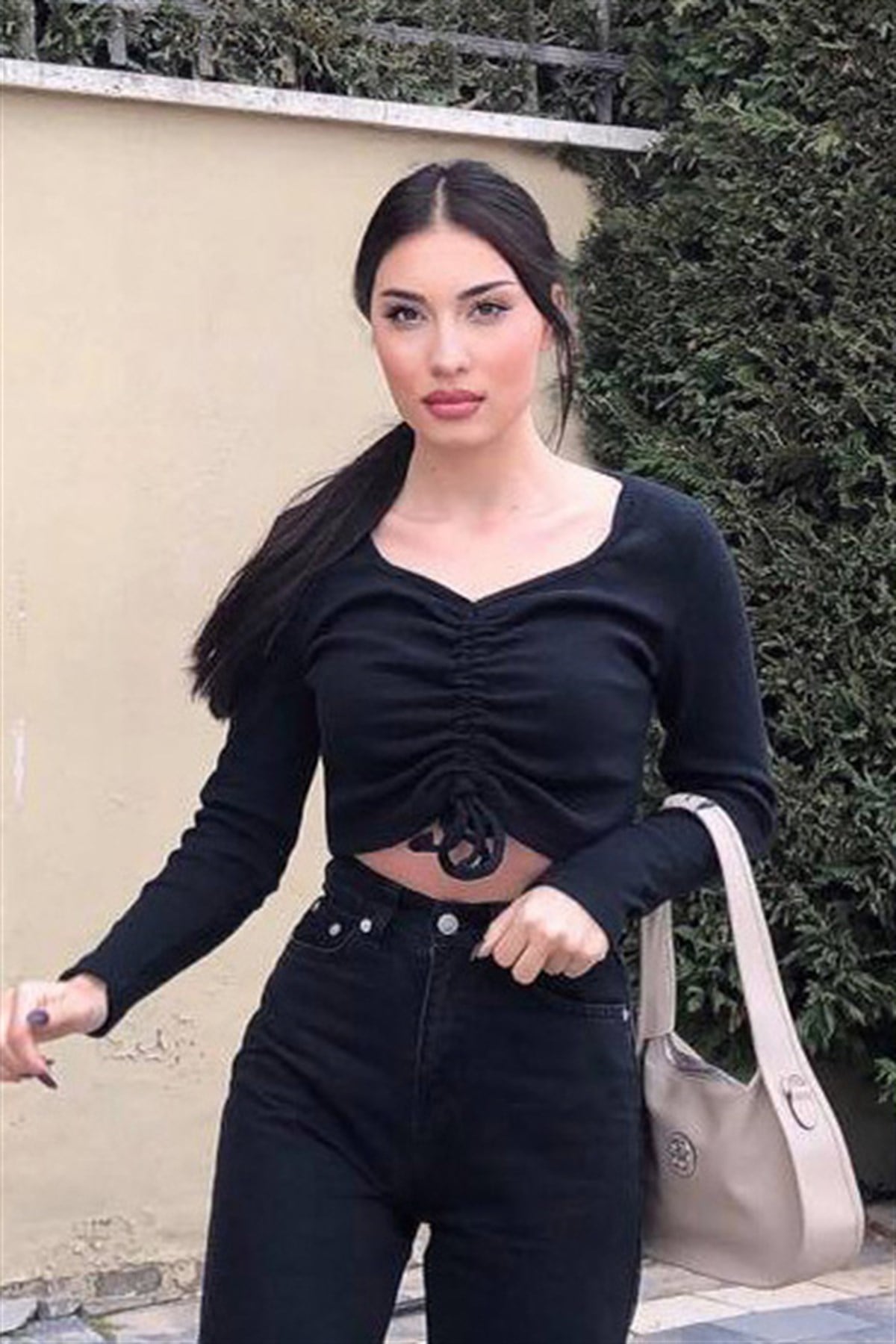 ÖNÜ BÜZGÜLÜ SİYAH CROP 