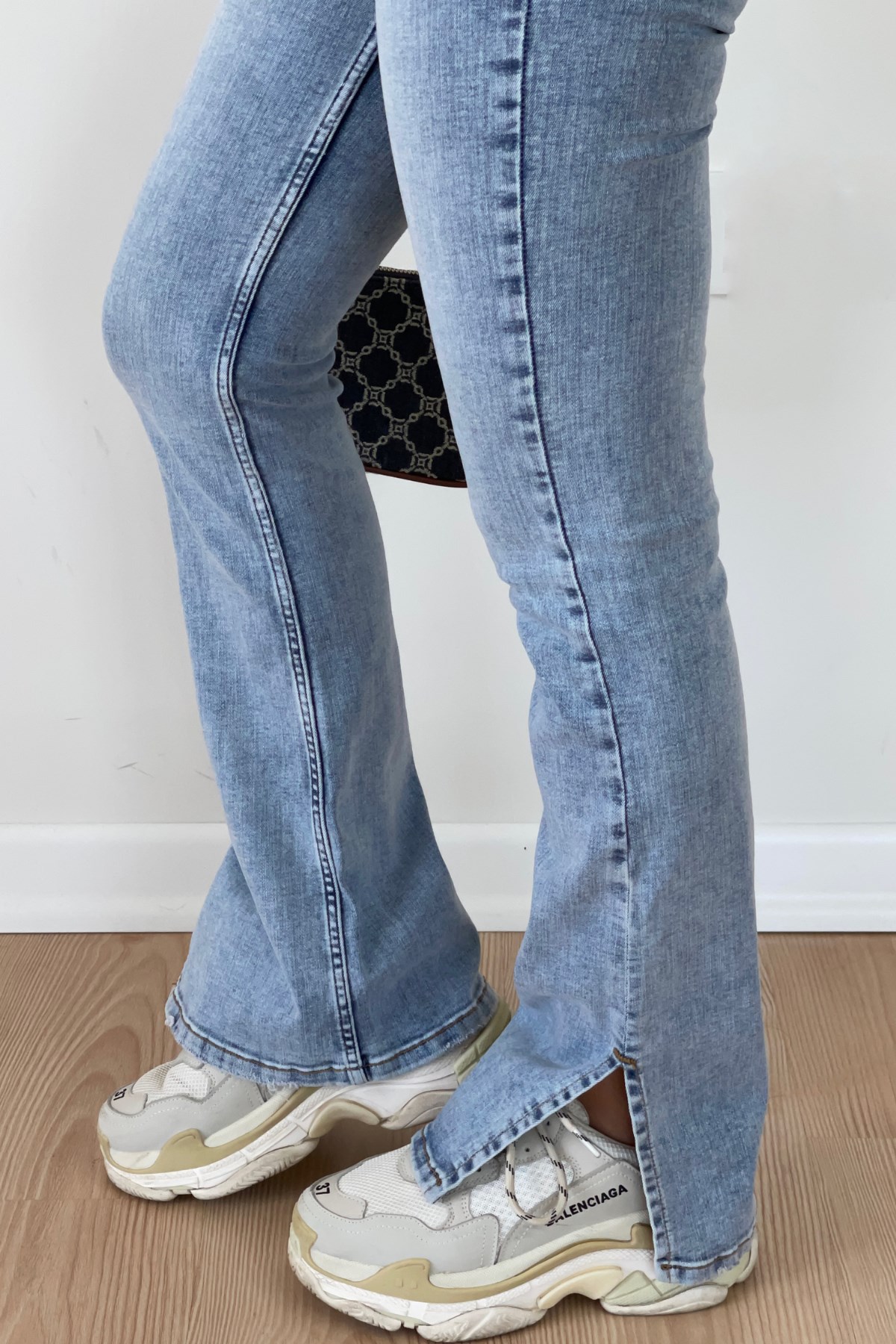 YIRTMAÇLI AÇIK RENK JEANS