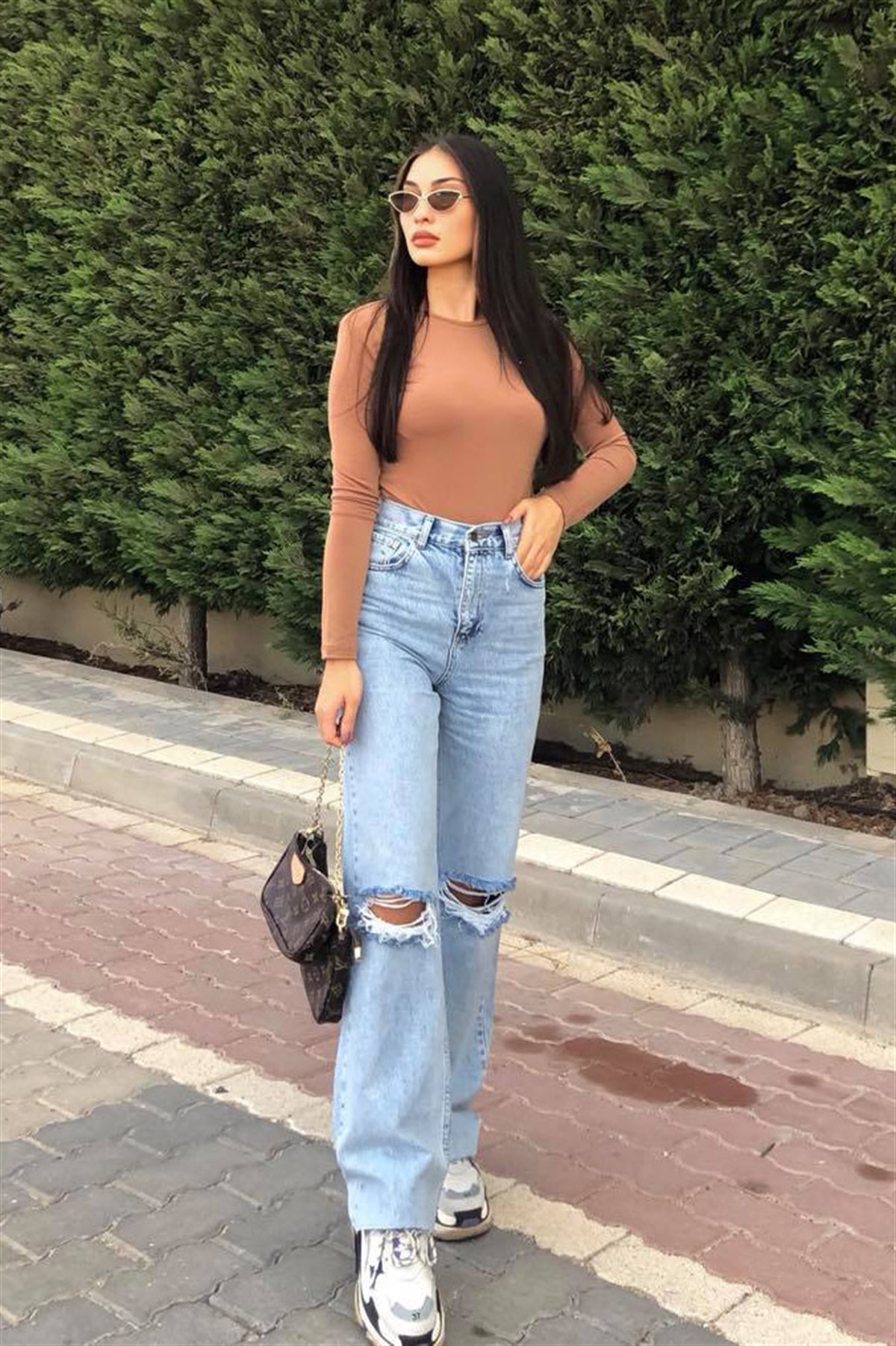 AÇIK MAVİ DİZİ YIRTIK JEAN 