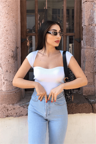 BEYAZ OMUZ DETAYLI CROP 