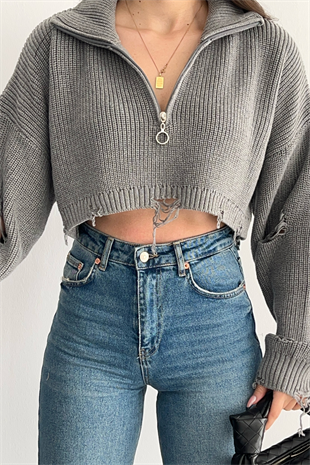 GRİ PÜSKÜL DETAY CROP KAZAK