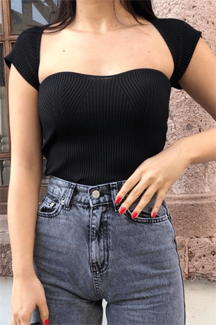 SİYAH OMUZ DETAYLI CROP 