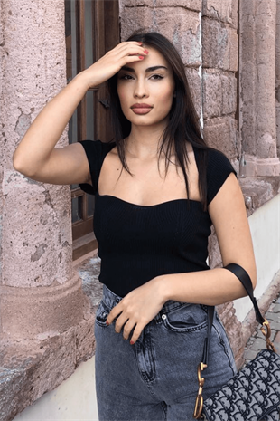 SİYAH OMUZ DETAYLI CROP 