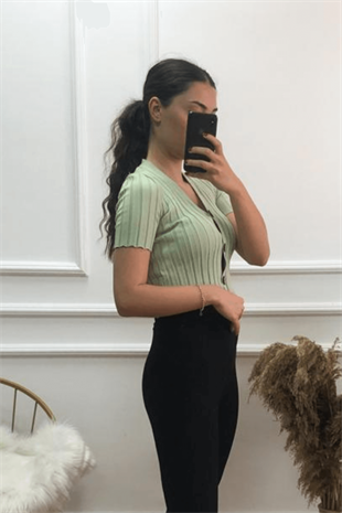 YEŞİL DÜĞMELİ CROP 