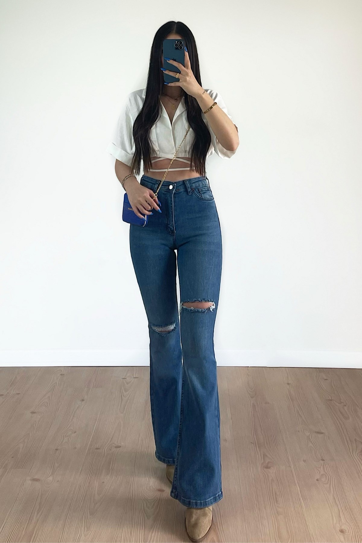 ASİMETRİK KOYU DİZİ YIRTIK JEAN