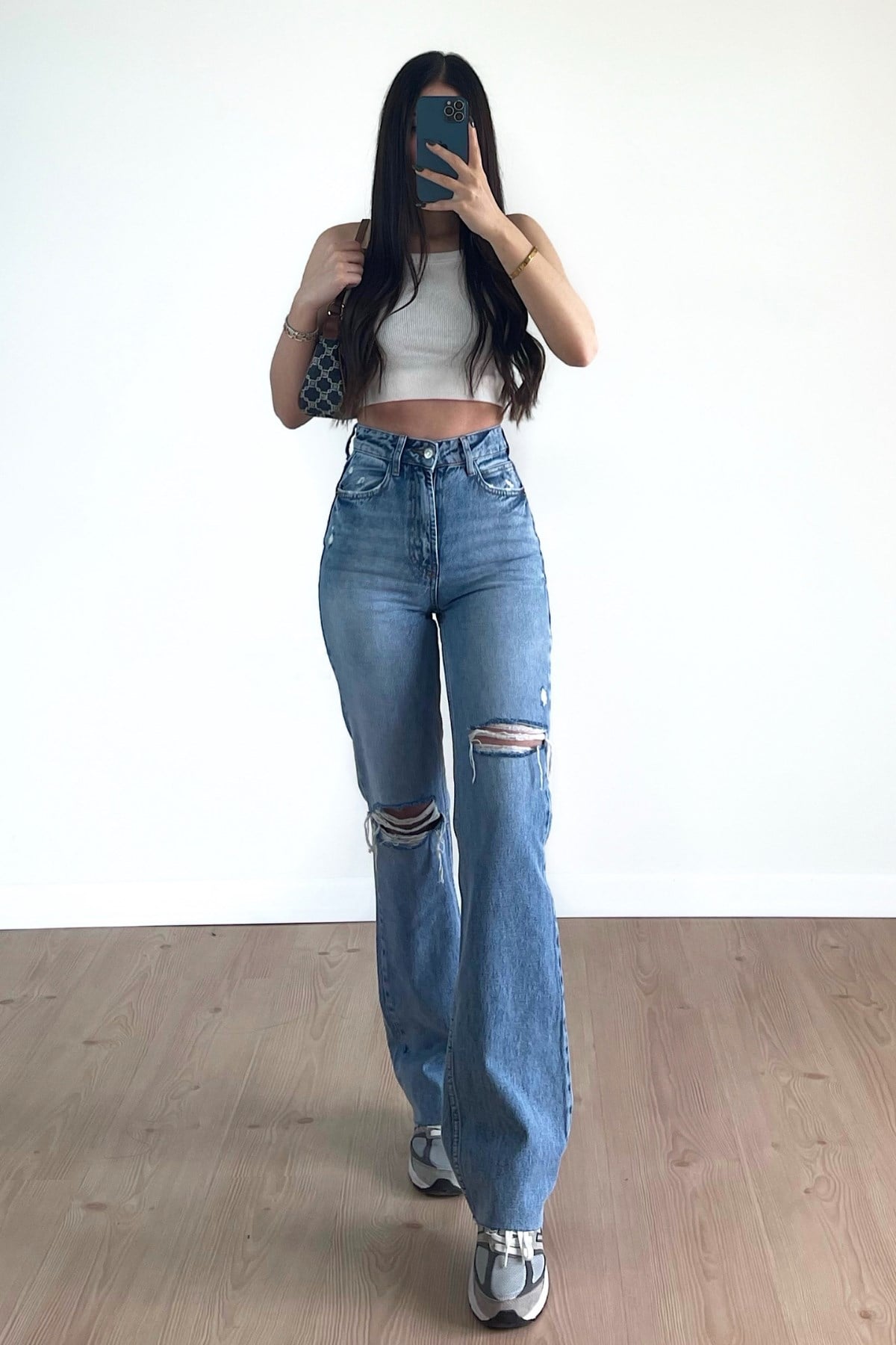 ASİMETRİK YIRTIK AÇIK MAVİ JEANS