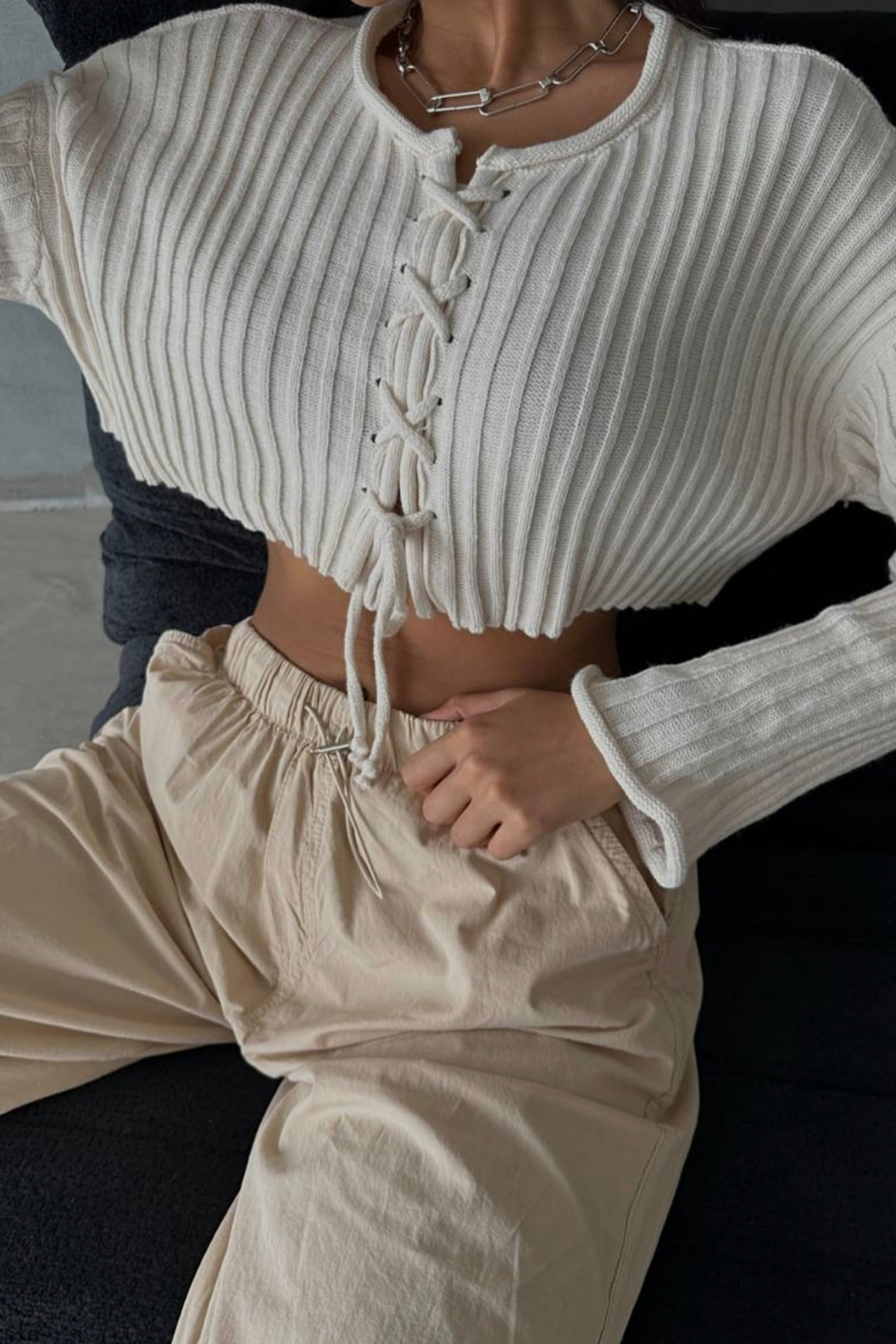 CROP KREM İP DETAYLI KAZAK