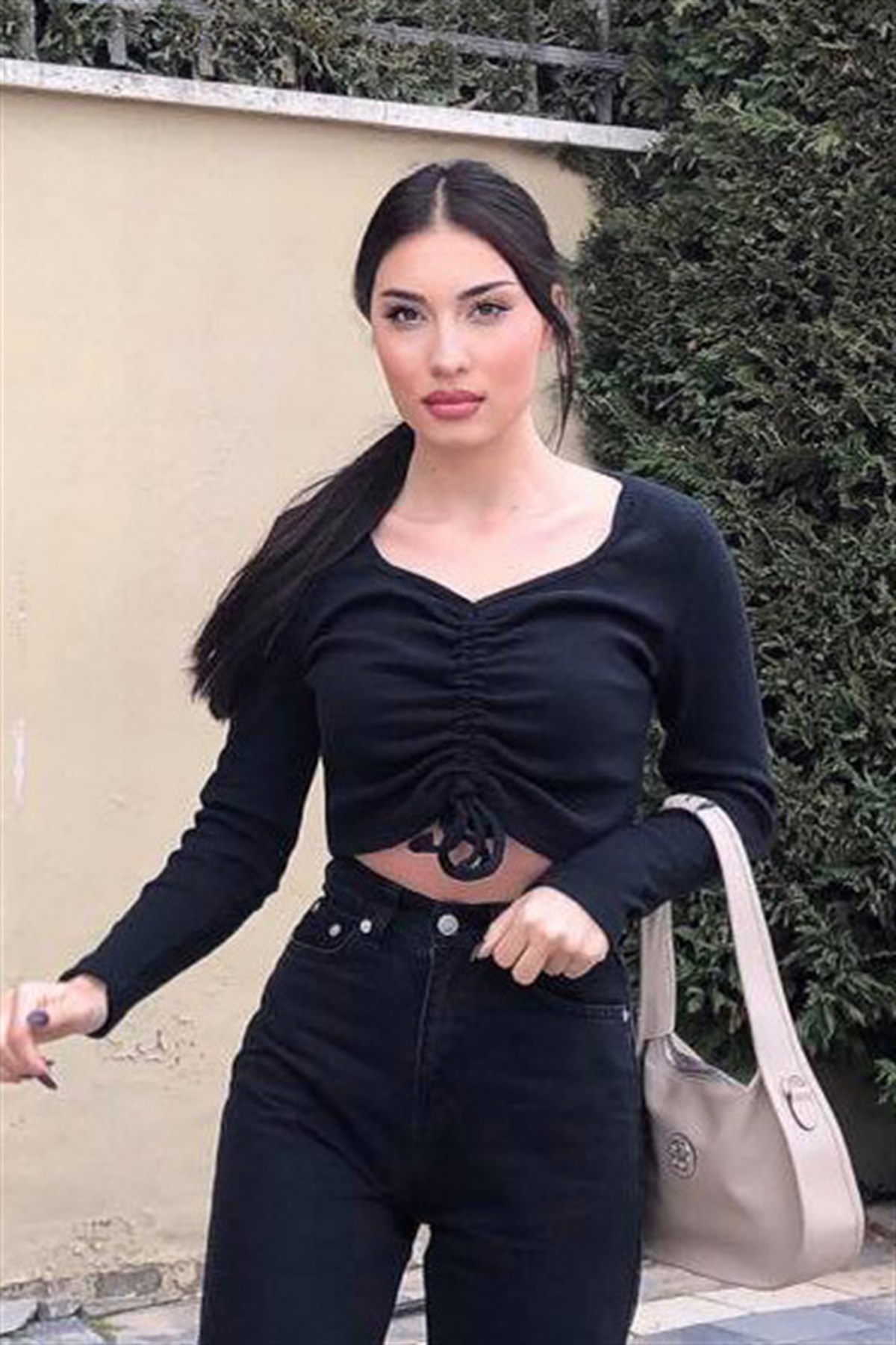 ÖNÜ BÜZGÜLÜ SİYAH CROP 