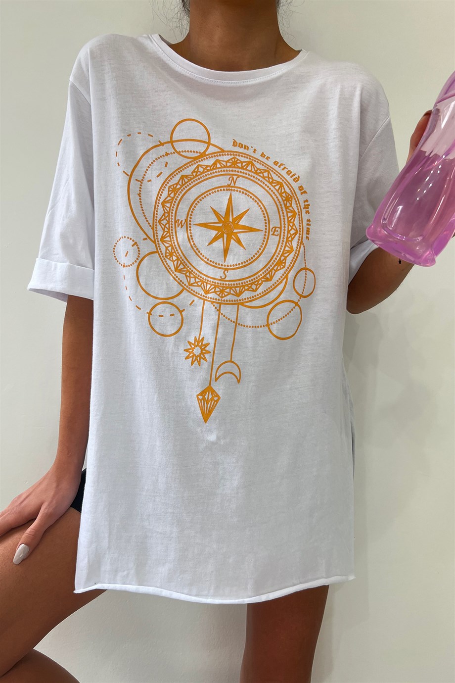 Hera Moda Kadın Yan Yırtmaçlı Beyaz Pusula Baskılı  Tshirt