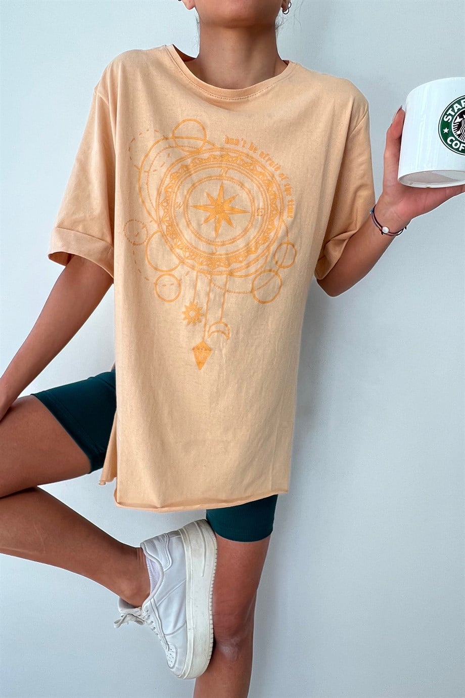 Hera Moda Kadın Yan Yırtmaçlı Krem Pusula Baskılı  Tshirt